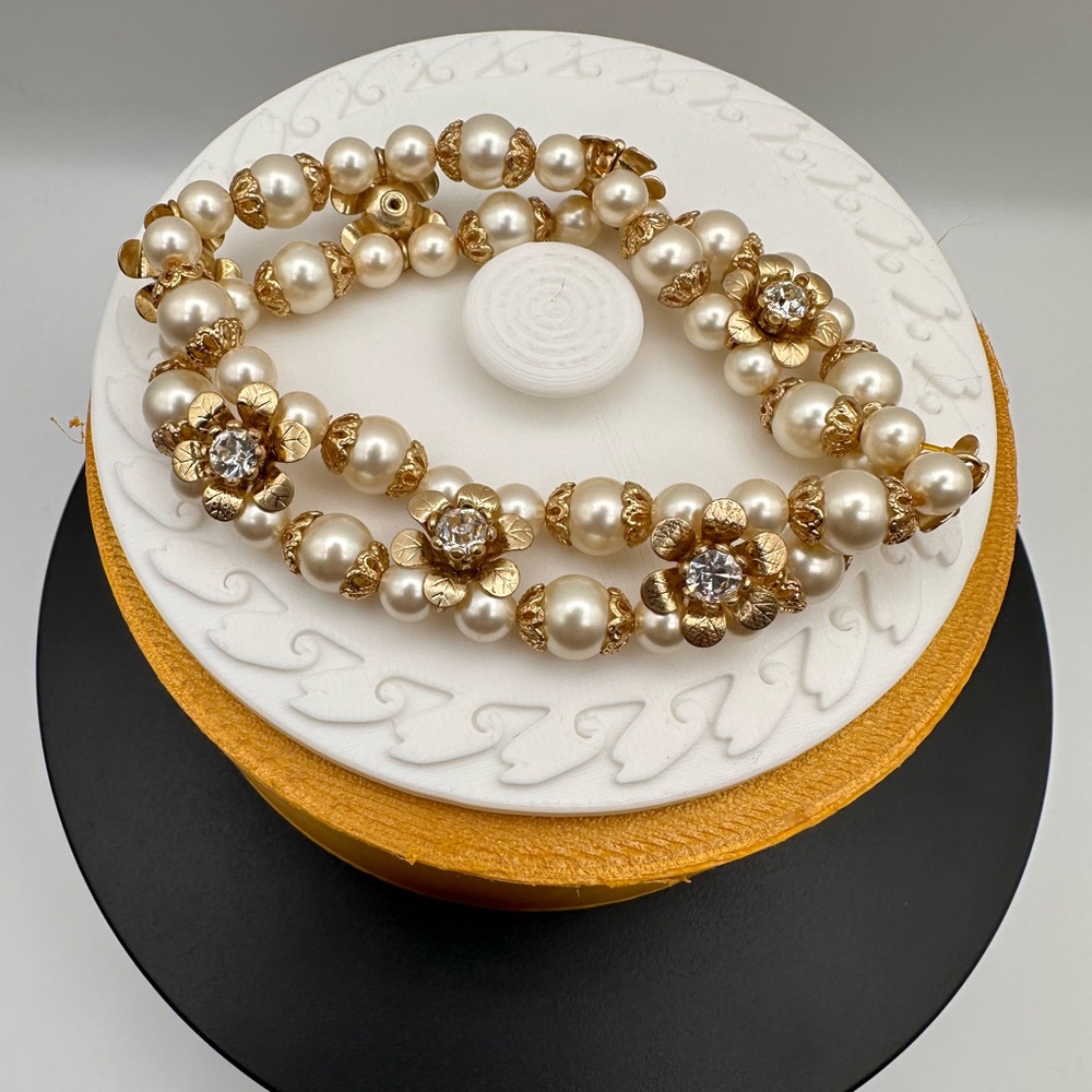 Vintage OSFM Elegant Pearl and Gold Flower Bracelet - Picture 4 of 7